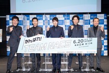 「WOWOWオリジナル『がんばれ！TEAM NACS』」完成報告会見の様子。左から森崎博之、安田顕、戸次重幸、大泉洋、音尾琢真。