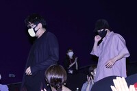 客席から登場する大友啓史（左）と佐藤健（右）。