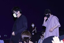 客席から登場する大友啓史（左）と佐藤健（右）。