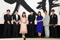 左から井上裕介、高木裕平、久野美咲、梶裕貴、雨宮天、福山潤、神尾晋一郎。