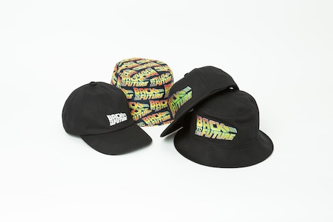左から「BACK TO THE FUTURE / 6 PANEL CAP」（税込7700円）、「BACK TO THE FUTURE / PATTERN BUCKET HAT」（税込8800円）、「BACK TO THE FUTURE / CAP」（税込8800円）、「BACK TO THE FUTURE / BUCKET HAT」（税込9350円）。