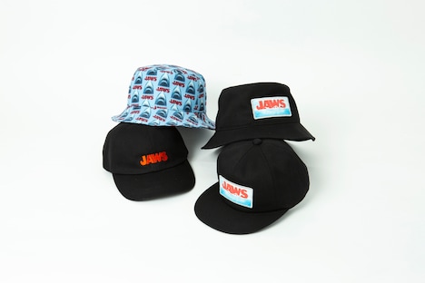 右上から時計回りに「JAWS / BUCKET HAT」（税込8250円）、「JAWS / CAP」（税込7700円）、「JAWS / 6 PANEL CAP」（税込7700円）、「JAWS / PATTERN BUCKET HAT」（税込8800円）。