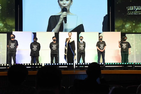 河瀬直美（中央）