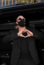 ハートを作るヴィン・ディーゼル。(c)ABImages