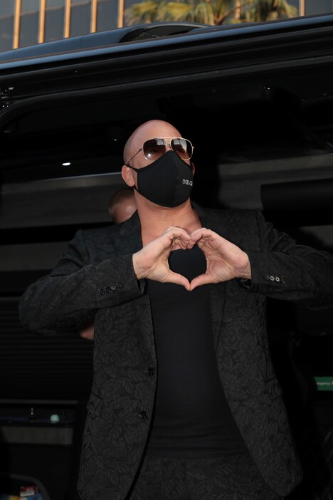 ハートを作るヴィン・ディーゼル。(c)ABImages