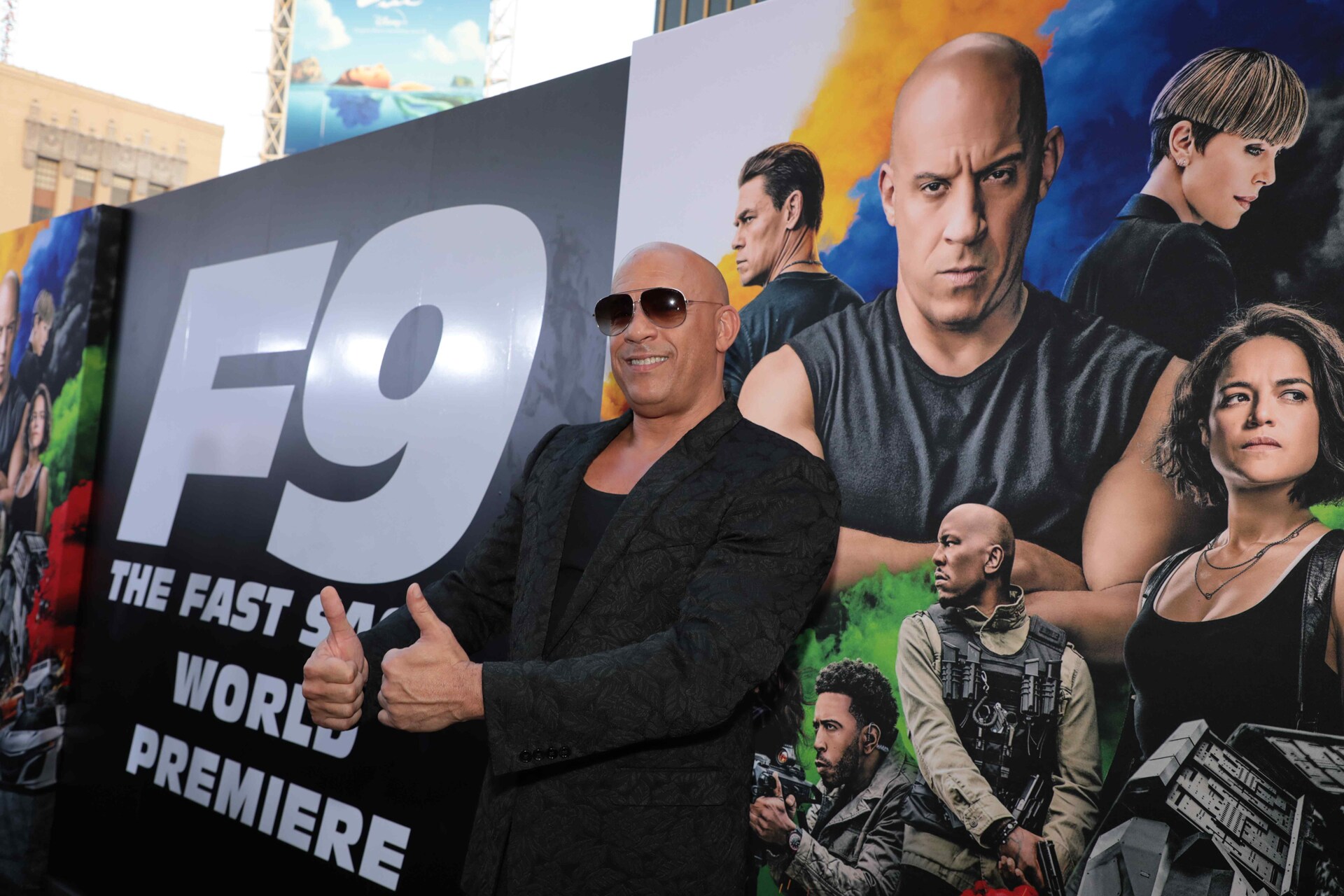 ヴィン・ディーゼル & ジョーダナ・ブリュースター 直筆サイン入り写真　sg ファンと交流するジョーダナ・ブリュースター。(c)ABImages [画像