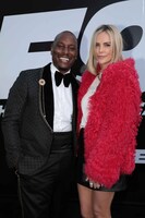 左からタイリース・ギブソン、シャーリーズ・セロン。(c)ABImages