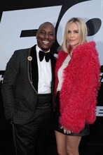 左からタイリース・ギブソン、シャーリーズ・セロン。(c)ABImages