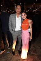 左からサン・カン、アンナ サワイ。(c)ABImages