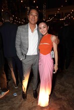 左からサン・カン、アンナ サワイ。(c)ABImages