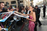 ファンと交流するジョーダナ・ブリュースター。(c)ABImages