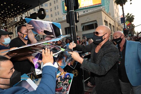 ファンと交流するヴィン・ディーゼル。(c)ABImages