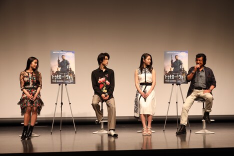 左から天翔天音、藤岡真威人、天翔愛、藤岡弘、。