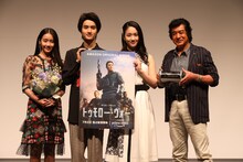 左から天翔天音、藤岡真威人、天翔愛、藤岡弘、。