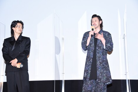 左から池松壮亮、オダギリジョー。