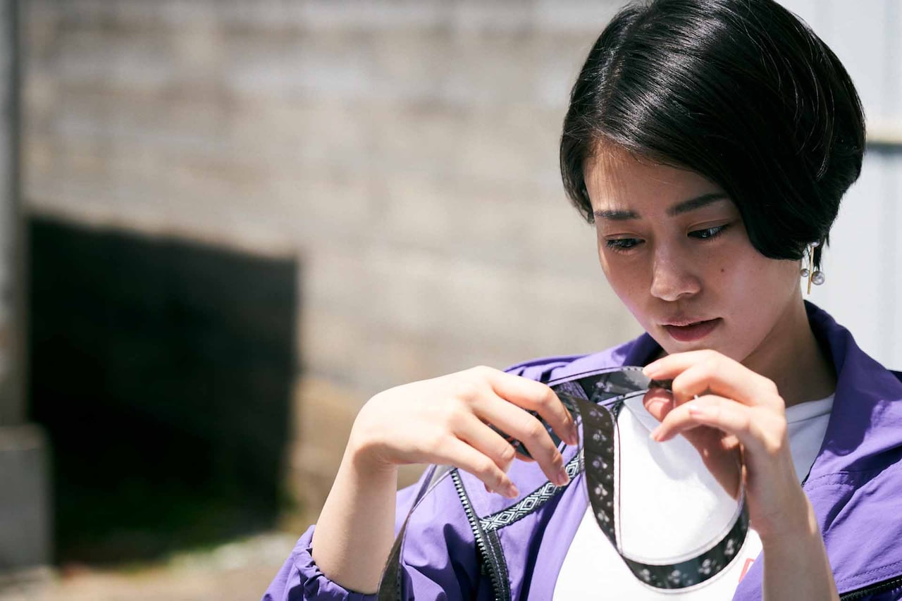 高畑充希がフィルムを見つめる、タナダユキ監督作「浜の朝日の嘘つきどもと」新写真