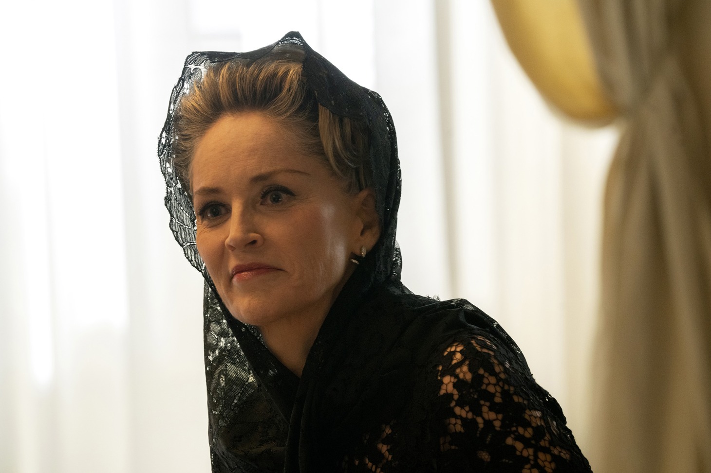 「ニュー・ポープ 悩める新教皇」より、本人役で出演したシャロン・ストーン。