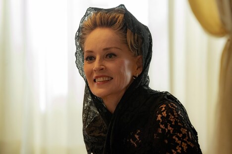 「ニュー・ポープ 悩める新教皇」より、本人役で出演したシャロン・ストーン。