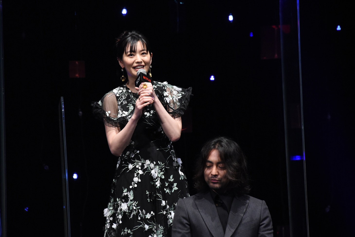 冨手麻妙（左）