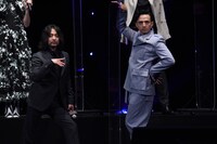ポーズを決める山田孝之（左）、満島真之介（右）。