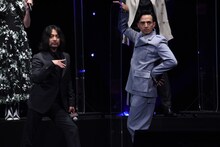 ポーズを決める山田孝之（左）、満島真之介（右）。