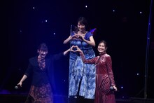 ハートを作る伊藤沙莉（左）、増田有華（中央）、恒松祐里（右）。