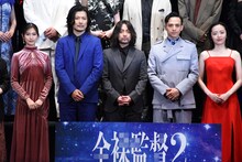 Netflixオリジナルシリーズ「全裸監督 シーズン2」ワールドプレミアの様子。左から恒松祐里、玉山鉄二、山田孝之、満島真之介、森田望智。