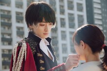 「ナポレオンと私」新場面写真。濱正悟演じるナポレオン（左）。