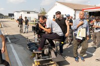 「僕らのままで／WE ARE WHO WE ARE」撮影現場にて、ルカ・グァダニーノ。