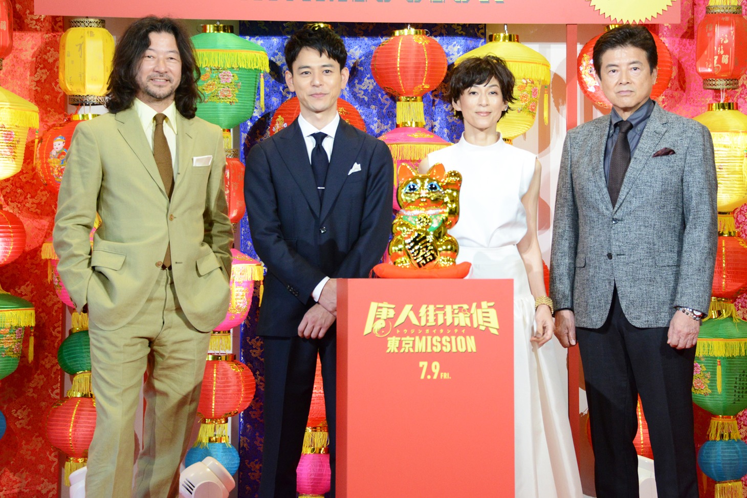 「唐人街探偵 東京MISSION」公開直前イベントの様子。左から浅野忠信、妻夫木聡、鈴木保奈美、三浦友和。