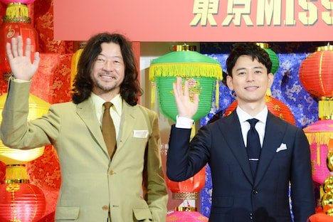 左から浅野忠信、妻夫木聡。