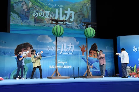 水鉄砲ですいか柄のくす玉を割る“疑似すいか割り”に挑戦した登壇陣。