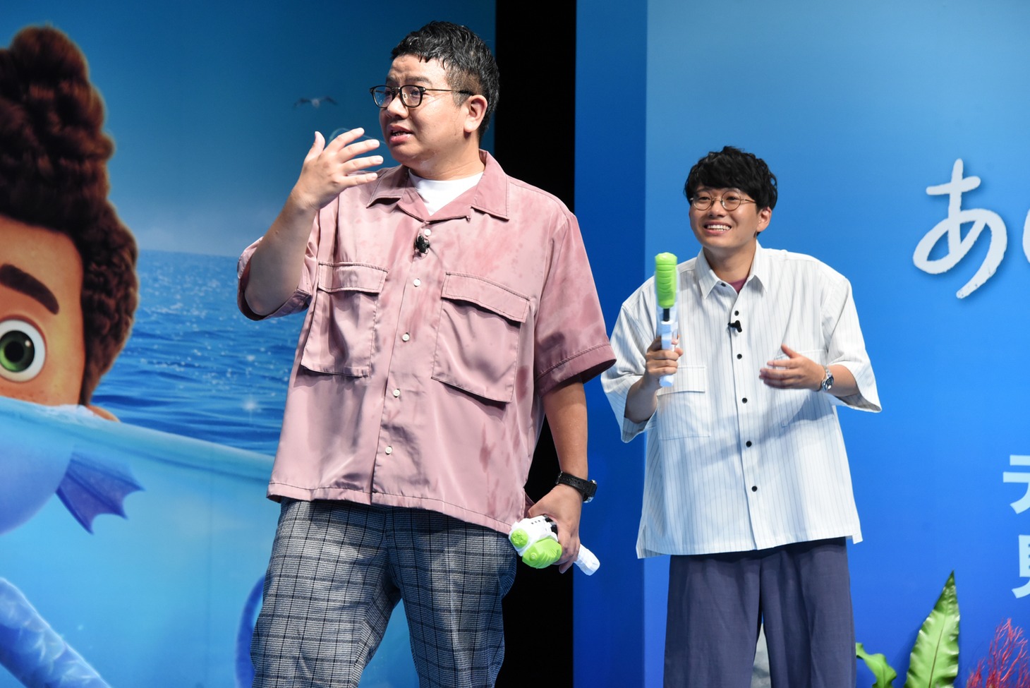びしょ濡れになった昴生（手前）と笑う亜生（奥）。
