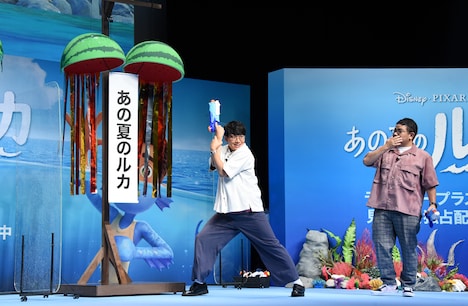 くす玉を割りポーズを決める亜生（中央）。