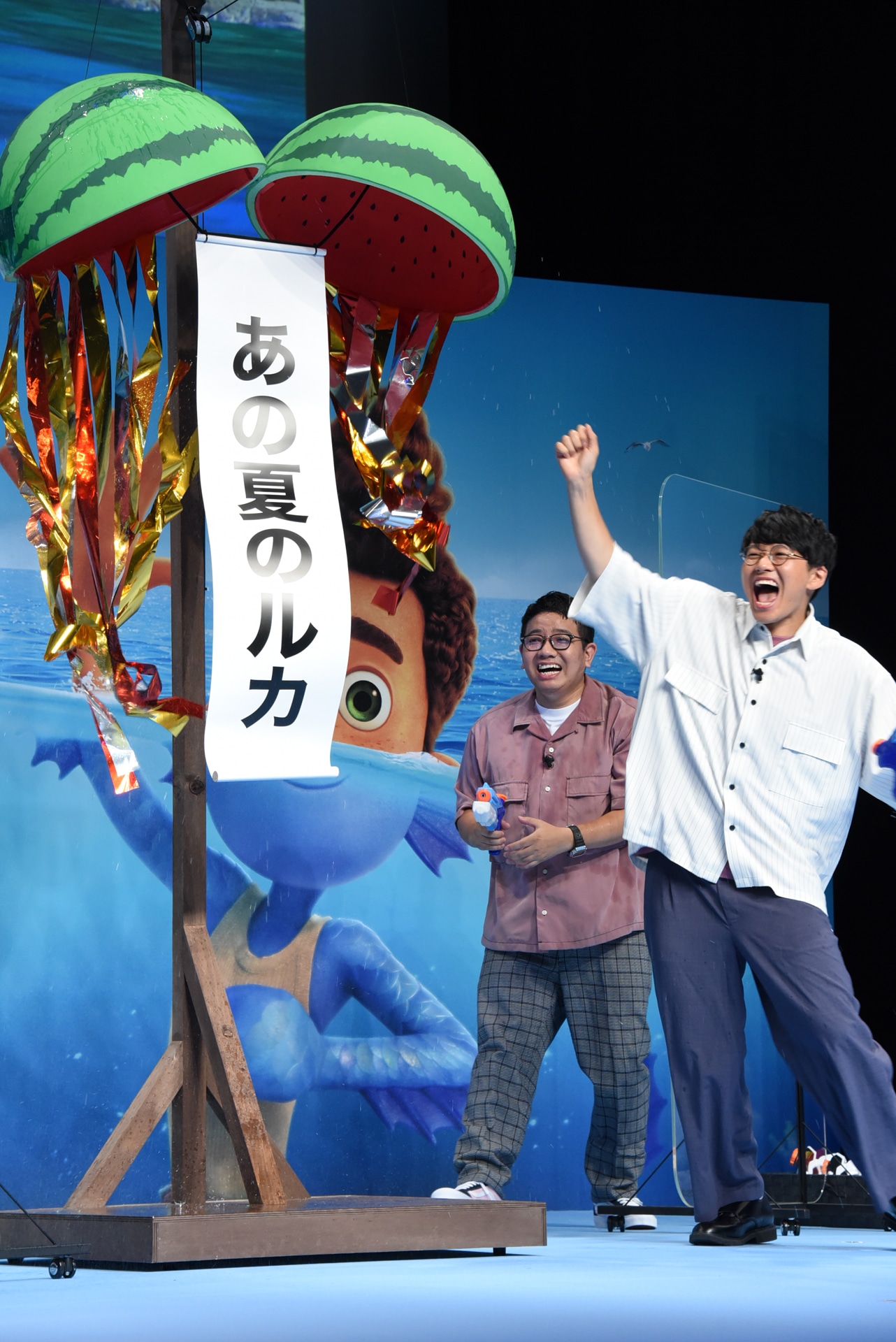 くす玉が割れガッツポーズを決める亜生（右）。