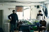 「アジアの天使」撮影現場にて、左から石井裕也、池松壮亮。