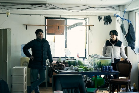 「アジアの天使」撮影現場にて、左から石井裕也、池松壮亮。