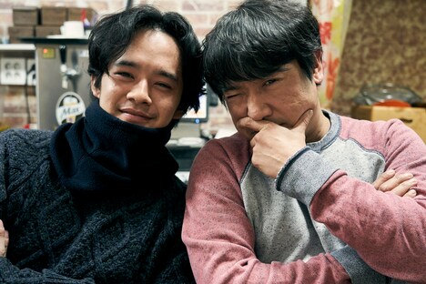 左から池松壮亮、パク・ジョンボム。