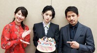 左から木村文乃、平手友梨奈、岡田准一。