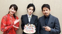 左から木村文乃、平手友梨奈、岡田准一。