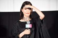 客席を見る芳根京子。