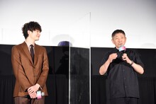 左から岡田将生、小林薫。