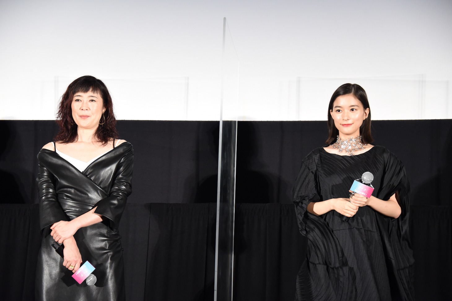 左から寺島しのぶ、芳根京子。