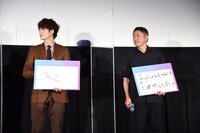 左から岡田将生、小林薫。