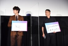 左から岡田将生、小林薫。