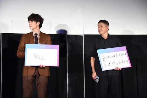 左から岡田将生、小林薫。