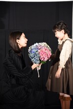 鈴木咲（右）から花束を受け取った芳根京子（左）。