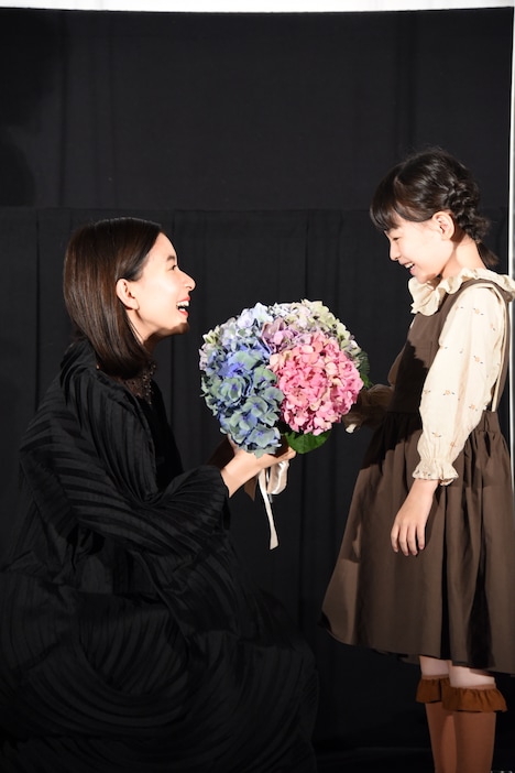 鈴木咲(右)から花束を受け取った芳根京子(左)。