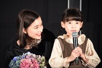 左から芳根京子、鈴木咲。