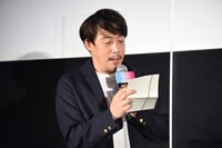 芳根京子への手紙を読む石川慶。